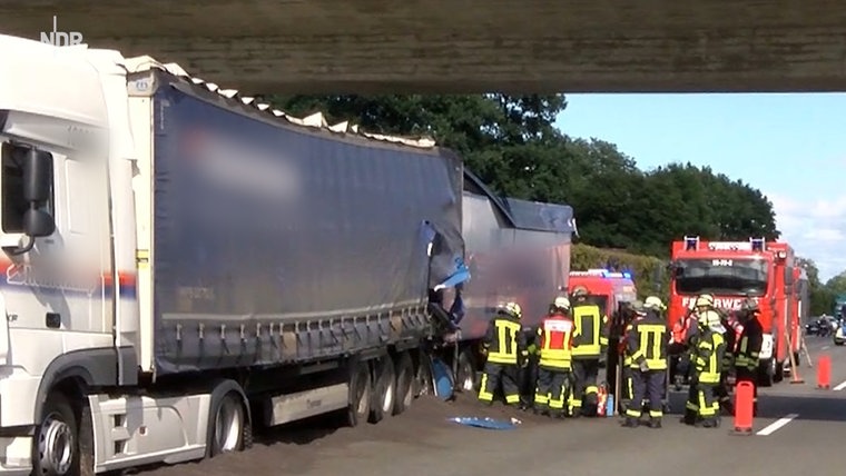 Poważny wypadek ciężarówki autostrada A44 Niemcy: ciężarówka ląduje za barjerką