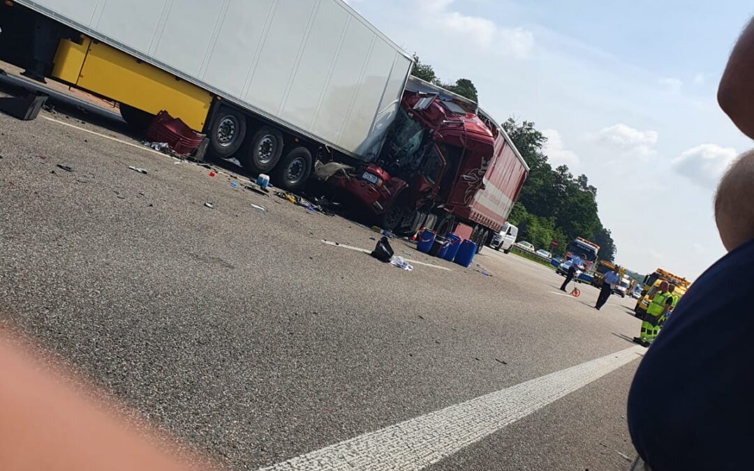 Wypadek ciężarówek Tirow na autostradzie A9 15.06.2021 w Schkeuditzer Kreuz kolo Leipzig w Niemczech