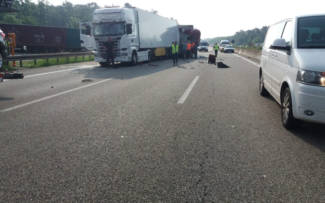 wypadek na autobanie A96 w Memmingen ciezarowka wjechala na przyczepie bezpieczenstwa