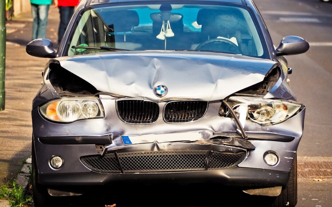 Uszkodzony samochów BMW